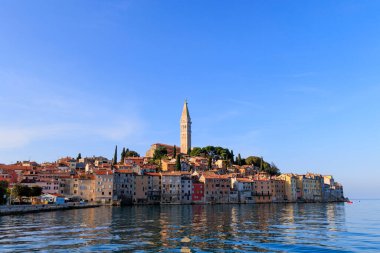 St. Euphemia Kilisesi, Rovinj 'de, yarımadada, pitoresk eski bir kasabayla birlikte.