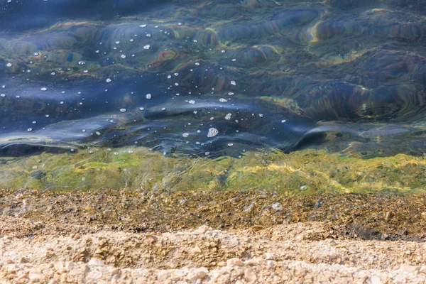 Meereswellen Der Algenbedeckten Hafenmauer Der Kroatischen Stadt Rovinj — Stockfoto