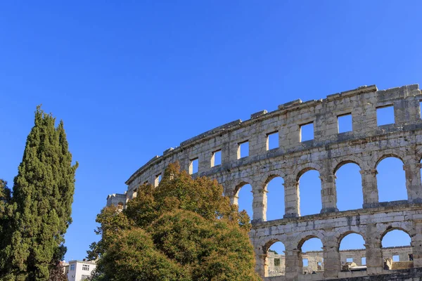 Ruïnes Van Romeinse Arena Kroatische Stad Pula Onder Een Blauwe — Stockfoto