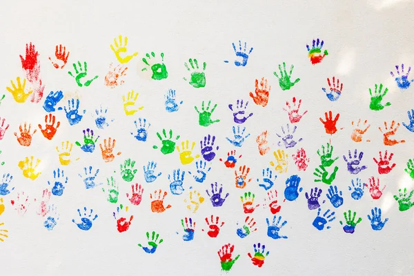 Teste Padrão Das Mãos Coloridas Foi Carimbado Uma Parede Branca Imagem De Stock