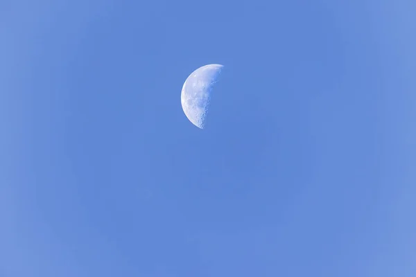 Ждущая Луна Дневном Свете Голубом Небе — стоковое фото