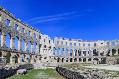 Hırvatistan 'ın Pula kentindeki Roma arenasının kalıntıları güneşli bir günde mavi bir gökyüzünün altında