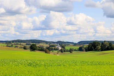 Bavyera 'nın Sielenbach kentindeki Maria Birnbaum Kilisesi. Mavi gökyüzü güneşli bir günde.