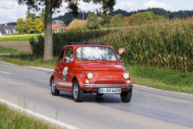 Kırmızı Fiat 500 klasik araba Fuggerstadt Classics, Augsburg 24 Eylül 2023, Augsburg, Almanya
