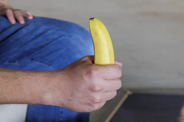Dziecko Bierze Żółtego Nieobranego Banana Ręki Białego Mężczyzny — Zdjęcie stockowe