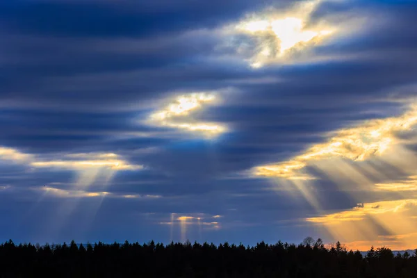 Sonnenstrahlen Brechen Einem Bewölkten Wintertag Durch Eine Dichte Wolkendecke Über — Stockfoto