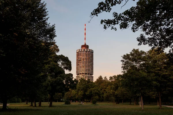 Hotelová Věž Augsburgu Lidově Nazývaná Corncob Wittelsbacher Parku Letního Večera Royalty Free Stock Fotografie