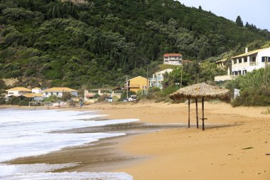 Korfu adasındaki Agios Georgios kumsalında fırtınalı bir günde yüksek dalgalar