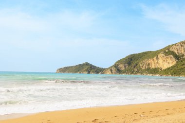 Korfu adasındaki Agios Georgios kumsalında fırtınalı bir günde yüksek dalgalar