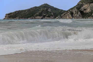 Korfu adasındaki Agios Georgios kumsalında fırtınalı bir günde yüksek dalgalar