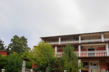 Korfu adasında gökyüzü bulutlu tatil evleri olan apartman dairesi.