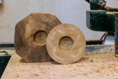 Zeytin ağacı oyma makinesinin atölyesinde kurutulmak üzere hazırlanmış zeytin ağacından yapılmış raflar.