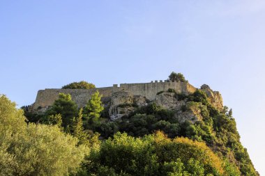 Akşam vakti, Korfu adasındaki mavi gökyüzünün altında Angelokastro Kalesi harabeleri.