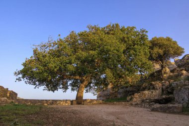Akşam vakti, Korfu adasındaki mavi gökyüzünün altında Angelokastro Kalesi harabeleri.