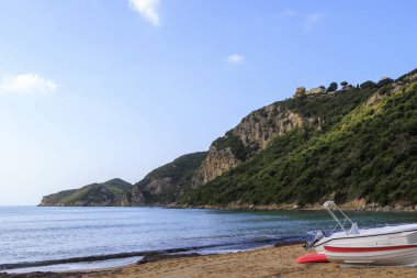 Agios Georgios yakınlarındaki kumsalda Korfu adasında mavi gökyüzünün altında
