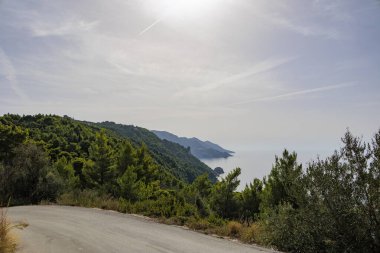 Korfu adasında Sinarades yakınlarında denizde yalnız kayalar var.