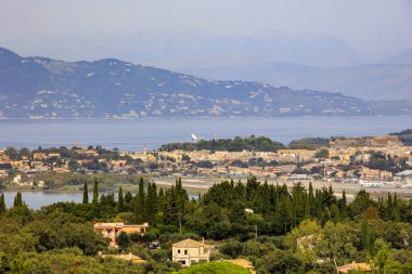 Havaalanı manzarası ve Korfu, Yunanistan, Korfu, 24.10.2023 Achilleion adasından kalkan bir uçak.