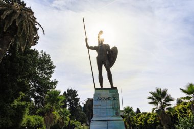 Korfu adasında, Korfu şehrinin, Yunanistan 'ın, Korfu şehrinin, 24 Ekim 2023 tarihli manzarası altında, hafif bulutlu bir gökyüzü altında muzaffer Aşil Heykeli