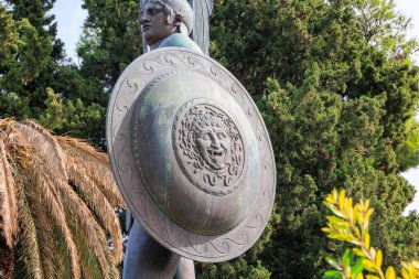 Korfu adasında, Korfu şehrinin, Yunanistan 'ın, Korfu şehrinin, 24 Ekim 2023 tarihli manzarası altında, hafif bulutlu bir gökyüzü altında muzaffer Aşil Heykeli