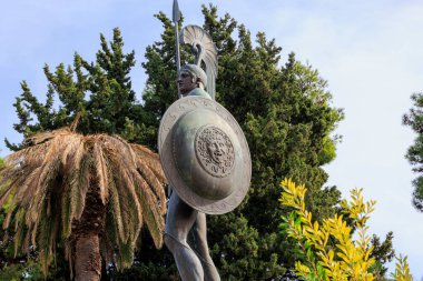 Korfu adasında, Korfu şehrinin, Yunanistan 'ın, Korfu şehrinin, 24 Ekim 2023 tarihli manzarası altında, hafif bulutlu bir gökyüzü altında muzaffer Aşil Heykeli