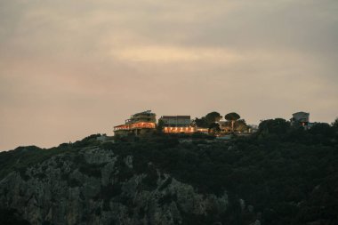 Denizin üzerinde gün batımı ve Korfu adasındaki Agios Georgios Körfezi.