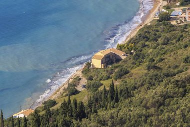Korfu adasındaki Agios Georgios kumsalında fırtınalı bir günde yüksek dalgalar
