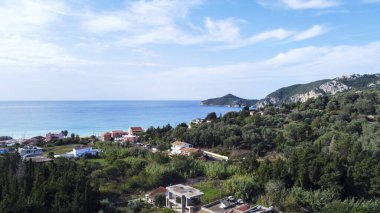 Korfu adasındaki Agios Georgios körfezine bakın.