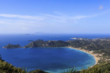 Korfu adasındaki Agios Georgios kumsalında fırtınalı bir günde yüksek dalgalar