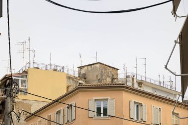 Korfu adasındaki eski Corfu kasabasında elektrik hatları ve antenleri olan bir yerleşim yeri.