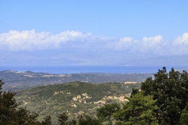 Arnavutluk kıyılarındaki Korfu adasının dağlarını ve ormanlarını seyret.