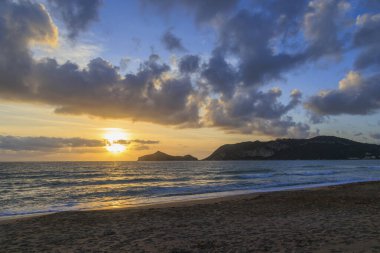 Korfu adasında Agios Georgios sahilinde gün batımı