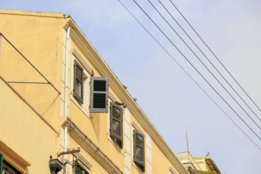 Korfu adasındaki eski Corfu kasabasında elektrik hatları ve antenleri olan bir yerleşim yeri.