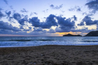 Korfu adasında Agios Georgios sahilinde gün batımı