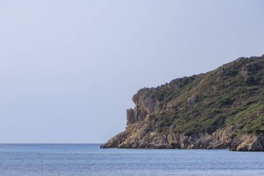 Agios Georgios yakınlarındaki kumsalda Korfu adasında mavi gökyüzünün altında