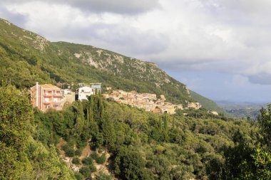 Akşam, körfezin üzerinde mavi bir gökyüzünün altında ve Korfu adasındaki Paleokastrtitsa 'da denizi izle.