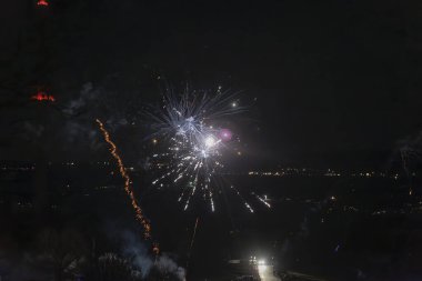 Yeni yıl arifesinde Almanya 'nın yüksek Peissenberg şehrinde 2022' den 2023 'e kadar renkli havai fişekler atıldı..