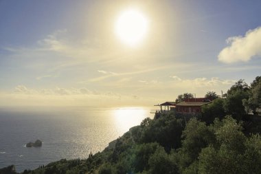 Akşam, körfezin üzerinde mavi bir gökyüzünün altında ve Korfu adasındaki Paleokastrtitsa 'da denizi izle.