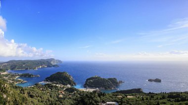 Akşam, körfezin üzerinde mavi bir gökyüzünün altında ve Korfu adasındaki Paleokastrtitsa 'da denizi izle.