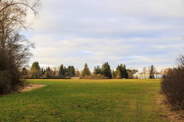 Siebenbrunn 'daki ormanın kıyısından Augsburg' un Fugger şehrinin bir ilçesi olan Haunstetten 'a doğru bak.