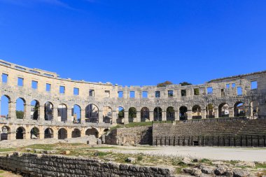 Hırvatistan 'ın Pula kentindeki Roma arenasının kalıntıları güneşli bir günde mavi bir gökyüzünün altında