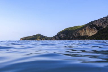 Agios Georgios yakınlarındaki kumsalda Korfu adasında mavi gökyüzünün altında