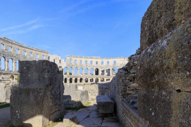Hırvatistan 'ın Pula kentindeki Roma arenasının kalıntıları güneşli bir günde mavi bir gökyüzünün altında