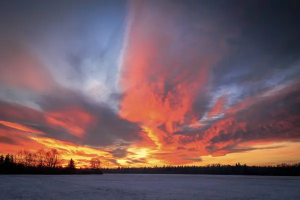 Bunter Sonnenaufgang Mit Leuchtend Roten Wolken Einem Wintertag Über Den — Stockfoto