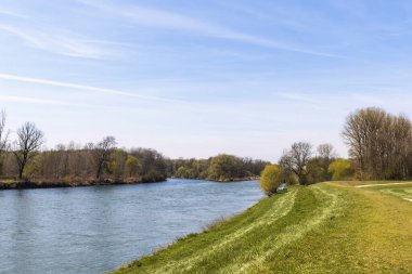 Güneşli bir bahar gününde Bavyera 'nın Marxheim yakınlarındaki Tuna Nehri' ne Lech 'in etkisi