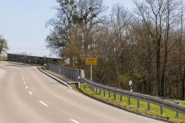 Lechsend kasabasının işareti, Bavyera 'da güneşli bir bahar gününde Lech ve Tuna nehrinin birleştiği yerde.