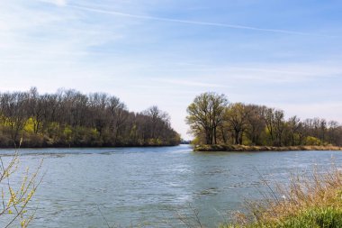 Güneşli bir bahar gününde Bavyera 'nın Marxheim yakınlarındaki Tuna Nehri' ne Lech 'in etkisi