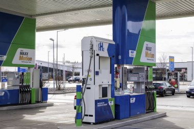 Almanya 'daki OMV benzin istasyonunda 14 Şubat 2024' te Augsburg yakınlarındaki Derching 'de hidrojen dağıtıcısı.