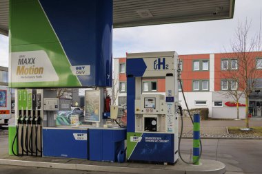 Almanya 'daki OMV benzin istasyonunda 14 Şubat 2024' te Augsburg yakınlarındaki Derching 'de hidrojen dağıtıcısı.