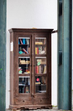 20.2.2024 'te Almanya' nın Augsburg şehrinde halka açık kitaplık