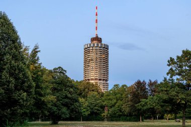 Augsburg 'da bir yaz akşamı Wittelsbacher Park' taki Corncob olarak adlandırılan otel kulesi.